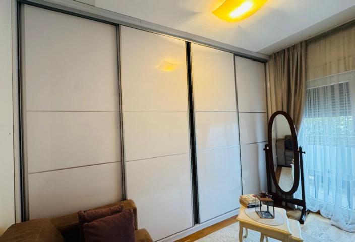 Podgorica, City kvart - three-bedroom luxuriously furnished apartment with garag
