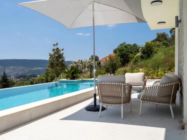 Novogradnja! Vila sa Pogledom na More i Hram, 320 m², Mirna Lokacija