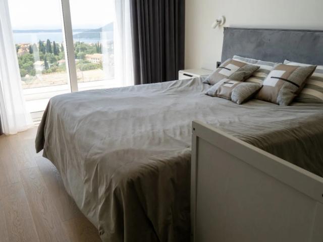 Novogradnja! Vila sa Pogledom na More i Hram, 320 m², Mirna Lokacija
