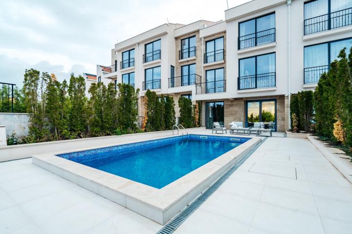 Moderan townhouse sa pogledom na more i bazenom – Blizikuće, Budva