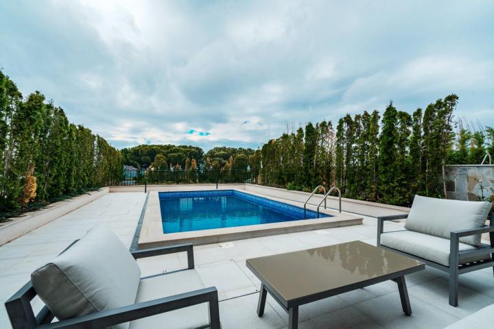 Moderan townhouse sa pogledom na more i bazenom – Blizikuće, Budva