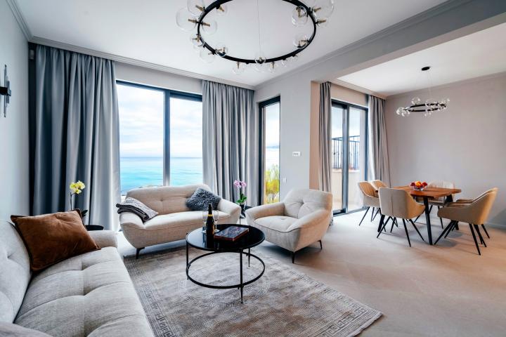 Moderan townhouse sa pogledom na more i bazenom – Blizikuće, Budva