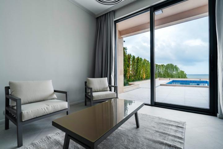 Moderan townhouse sa pogledom na more i bazenom – Blizikuće, Budva