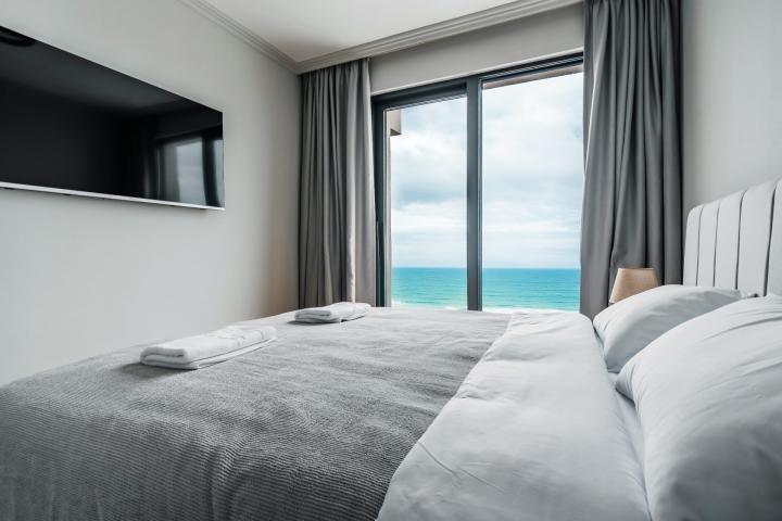 Moderan townhouse sa pogledom na more i bazenom – Blizikuće, Budva