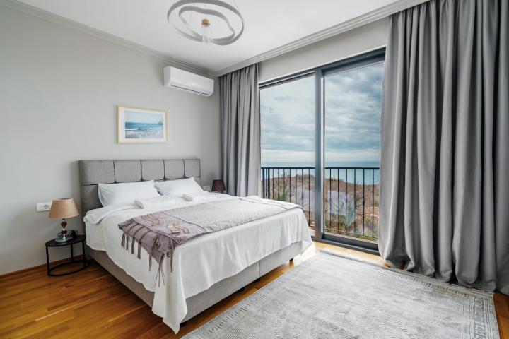Moderan townhouse sa pogledom na more i bazenom – Blizikuće, Budva