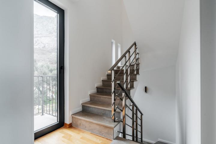 Moderan townhouse sa pogledom na more i bazenom – Blizikuće, Budva