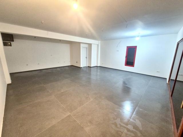 Poslovni prostor, 54m2, Momisici, PRODAJA