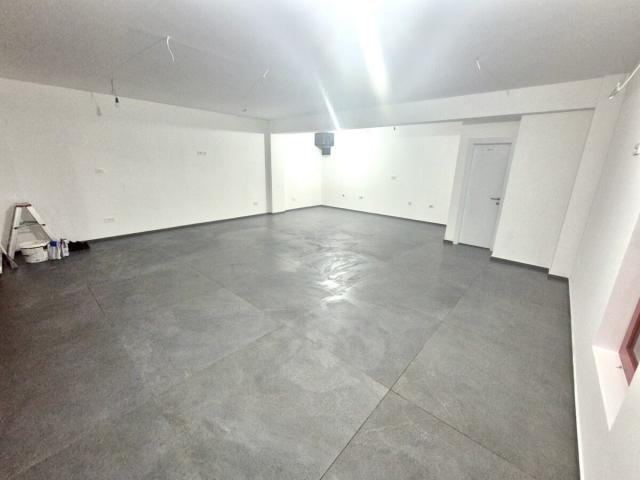 Poslovni prostor, 54m2, Momisici, PRODAJA