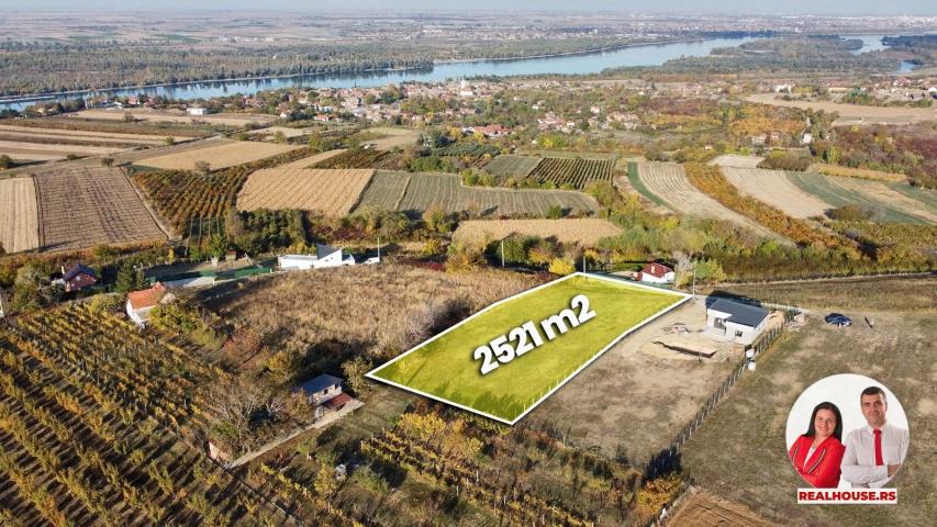 Plac sa pogledom na Dunav i Frusku goru