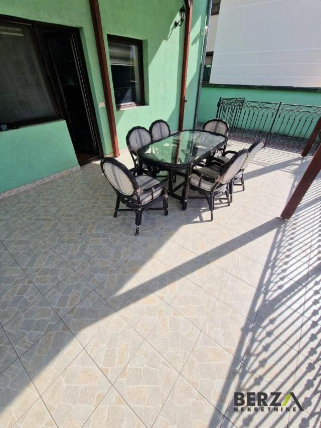 VELIKA PORODIČNA KUĆA - ADICE