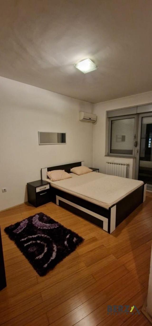 NAMEŠTEN ČETVOROSOBAN STAN SA GARAŽOM, PET FRIENDLY, CENTAR 