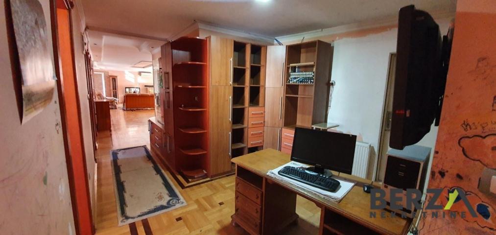  PROSTRAN ŠESTOSOBAN PET-FRIENDLY PENTHOUSE U PETROVARADINU