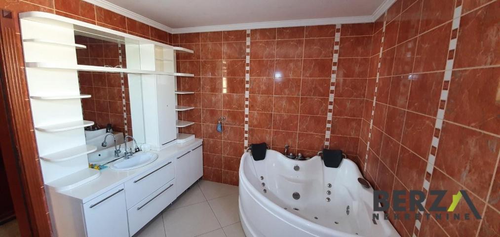  PROSTRAN ŠESTOSOBAN PET-FRIENDLY PENTHOUSE U PETROVARADINU