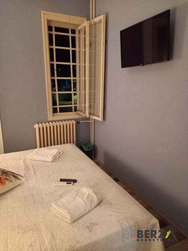  PET-FRIENDLY GARSONJERA NA KEJU SA URAČUNATIM TROŠKOVIMA