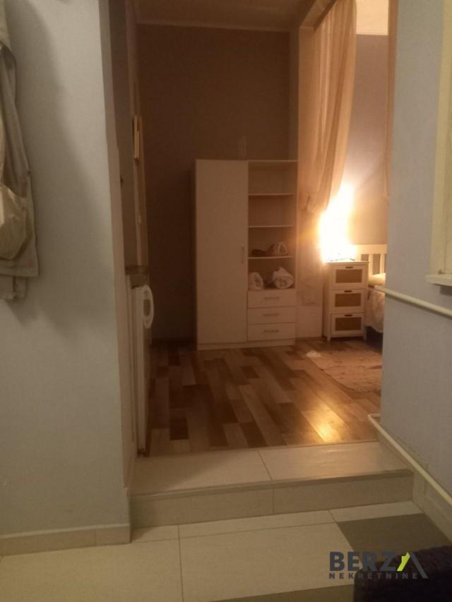  PET-FRIENDLY GARSONJERA NA KEJU SA URAČUNATIM TROŠKOVIMA