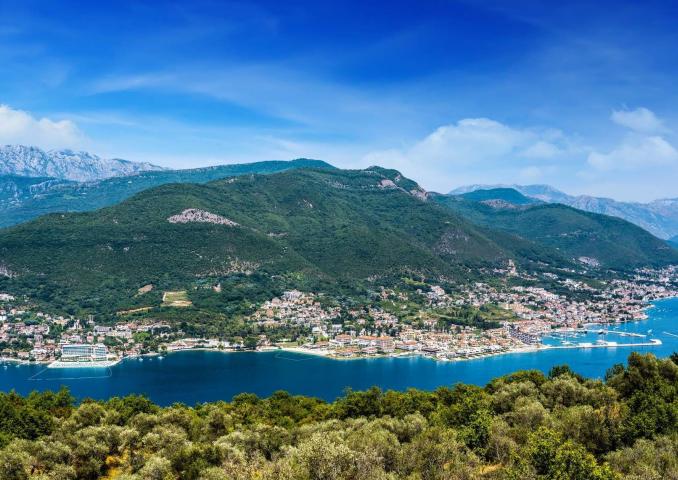 Jednosoban stan 64m2 + 31.77m2 gratis terase u novom stambenom kompleksu sa bazenom-Kumbor, Herceg N
