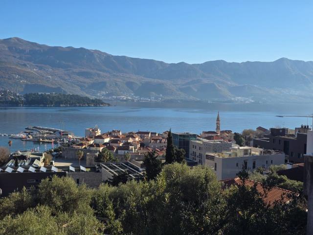 Prodaja dupleks trosobnog stana 81m2 sa panoramskim pogledom na more i grad-Budva, Vidikovac