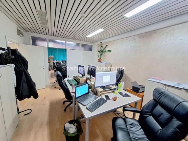 POSLOVNI PROSTOR 46M2 KOD BULEVARA, SAJMA, 3. SPRAT, POGODNO ZA KANCELARIJE