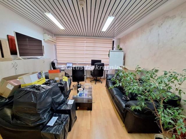 POSLOVNI PROSTOR 46M2 KOD BULEVARA, SAJMA, 3. SPRAT, POGODNO ZA KANCELARIJE