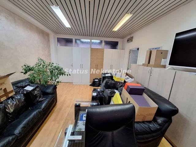POSLOVNI PROSTOR 46M2 KOD BULEVARA, SAJMA, 3. SPRAT, POGODNO ZA KANCELARIJE