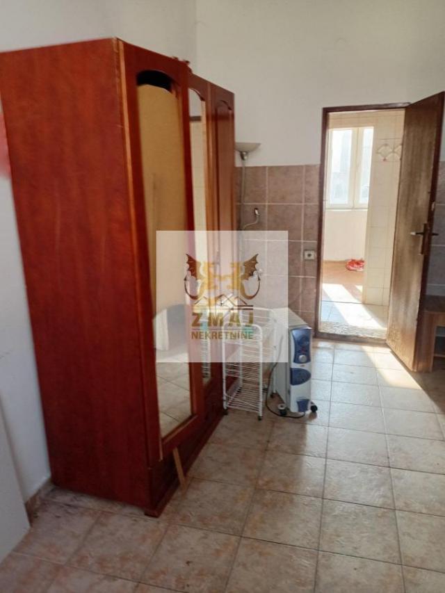 KUCA ZA RADNIKE, MOZE DA PRIMI VECI BROJ LJUDI, PODBARA