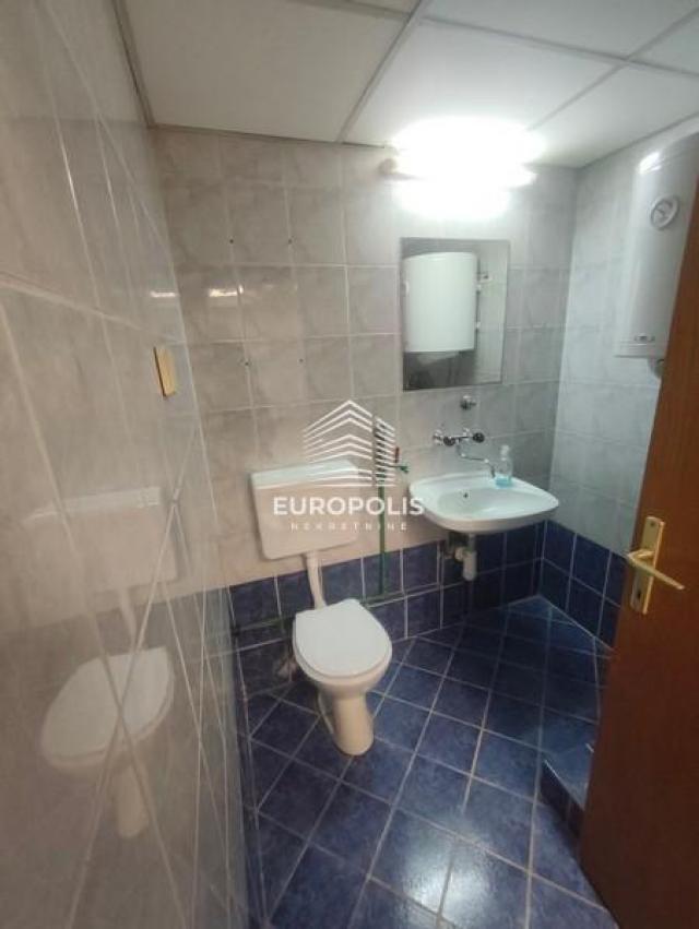 Na prodaju atraktivan dvoetažni lokal sa garažom ID#8995