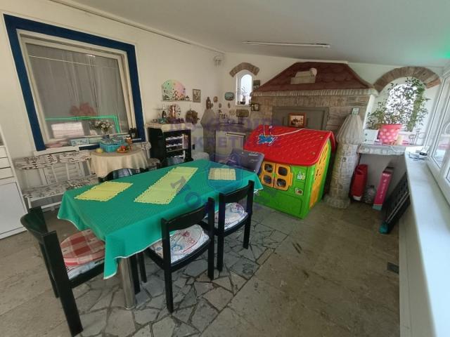 Predstavljamo Vam odličnu spratnu kuću iz naše ponude. 