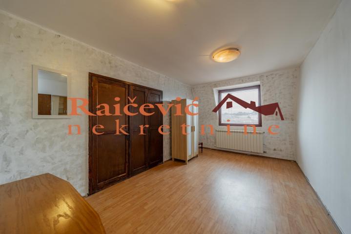 ZVEZDARA UCITELJSKO NASELJE 250m2 , T ,2700e