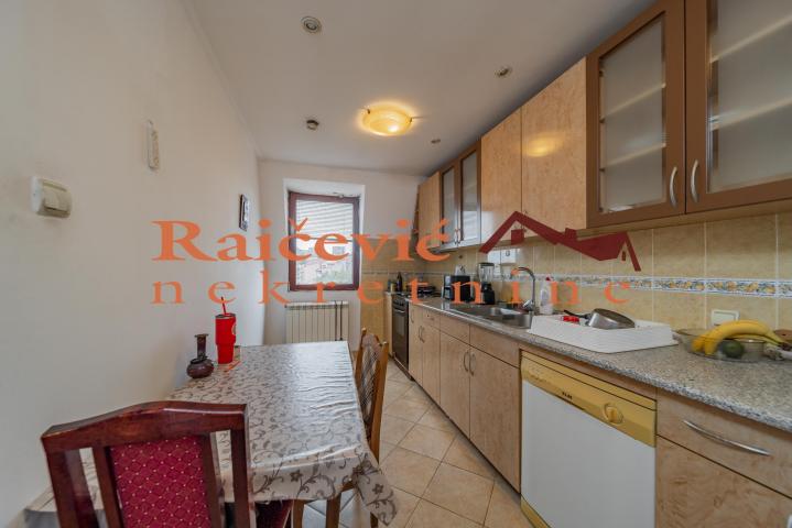 ZVEZDARA UCITELJSKO NASELJE 250m2 , T ,2700e