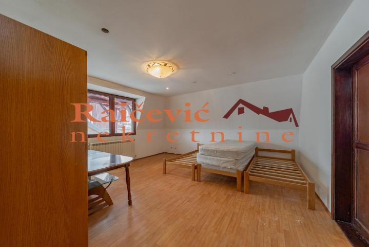 ZVEZDARA UCITELJSKO NASELJE 250m2 , T ,2700e