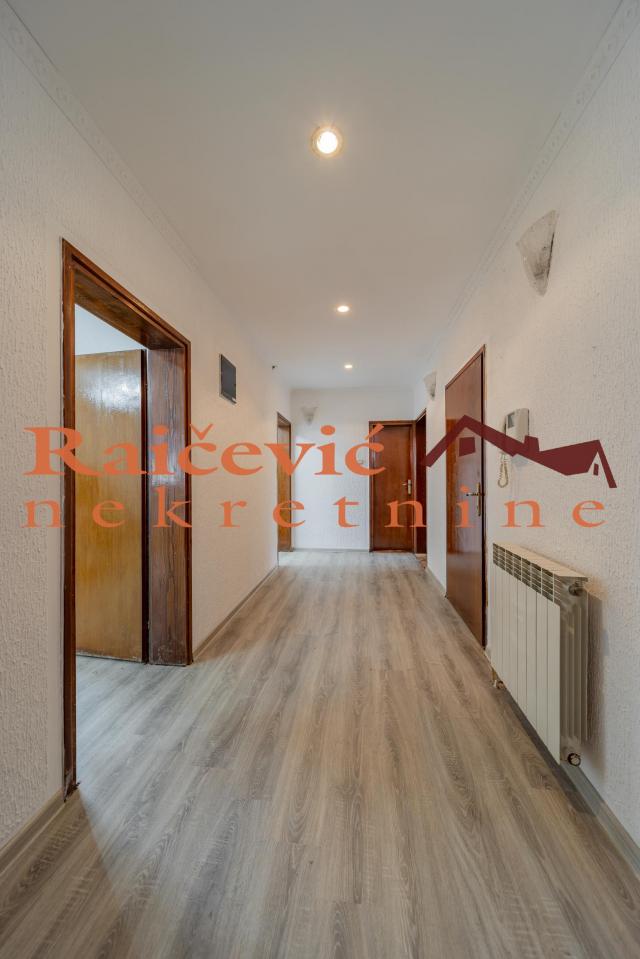 ZVEZDARA UCITELJSKO NASELJE 250m2 , T ,2700e