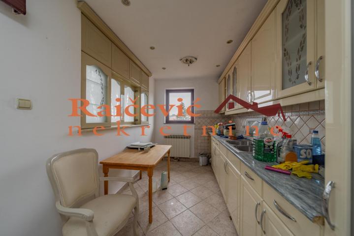 ZVEZDARA UCITELJSKO NASELJE 250m2 , T ,2700e
