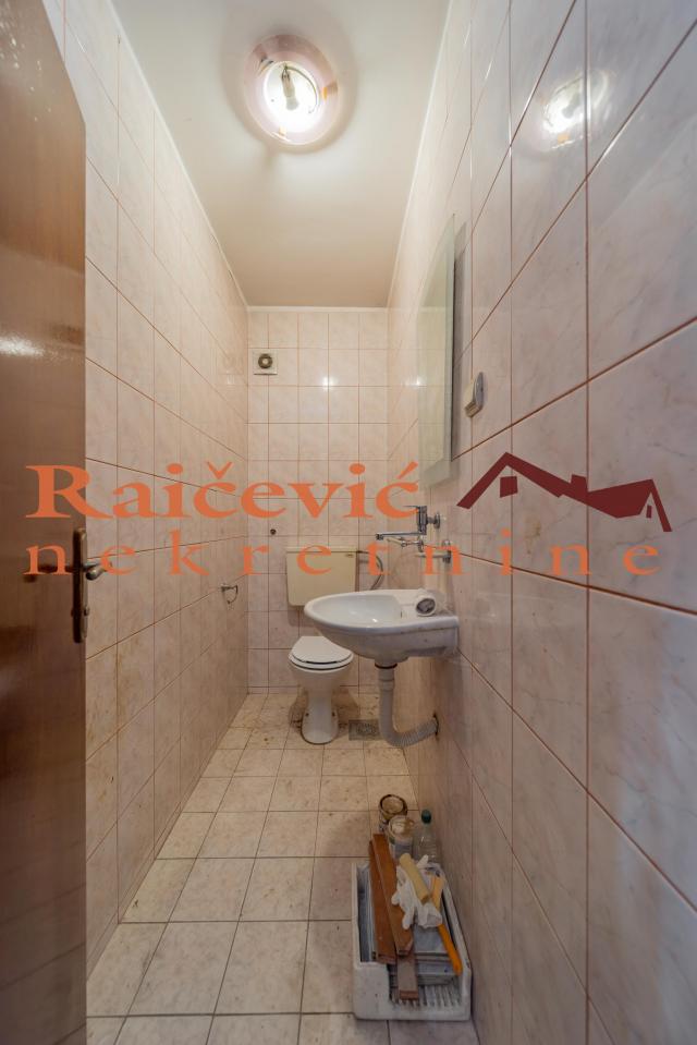 ZVEZDARA UCITELJSKO NASELJE 250m2 , T ,2700e