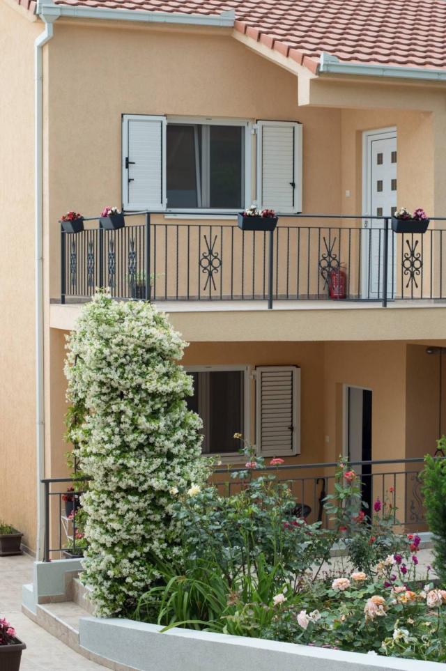 Kuća 169m2 sa imanjem 1.450m² i voćnjakom – Kovači, Kotor