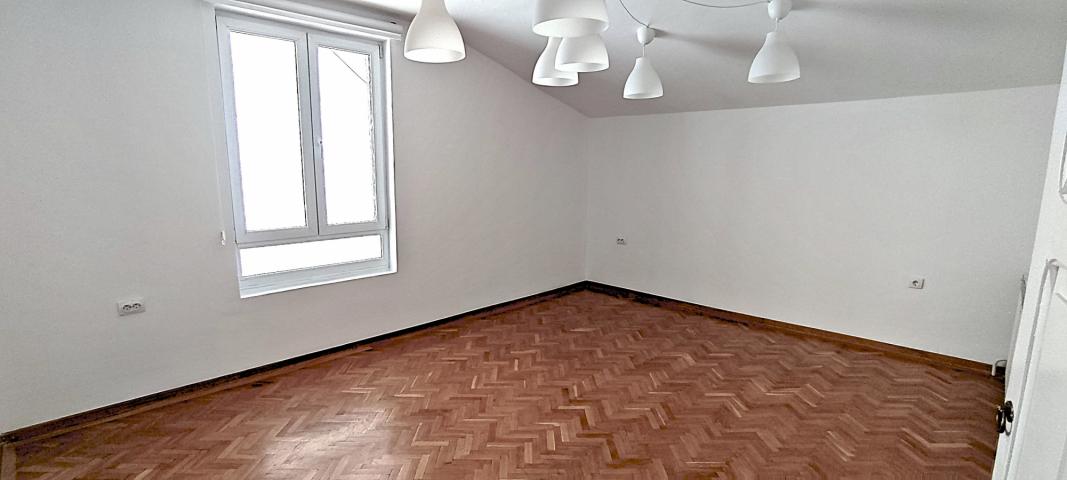 Neimar, luksuzna kuća sa baštom, prazna ili nameštena, po želji .. 