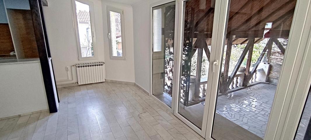 Neimar, Đorđa Vajferta, kuća sa baštom .. 