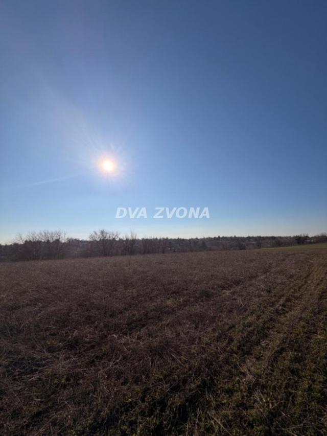 PARCELA U VIKEND ZONI CORTANOVCI - RAVAN PLAC 10 ARI SA STRUJOM I GASOM!