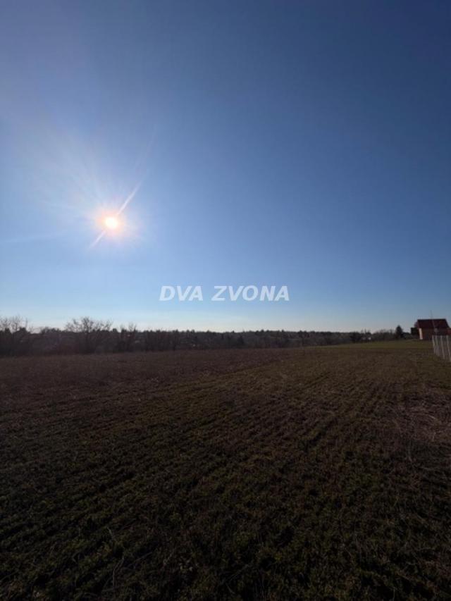 PARCELA U VIKEND ZONI CORTANOVCI - RAVAN PLAC 10 ARI SA STRUJOM I GASOM!