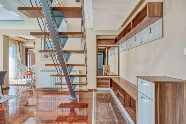 Prodaja luksuznog četvorosobnog duplex penthouse stana 188m² sa garažom i panoramskim pogledom na mo