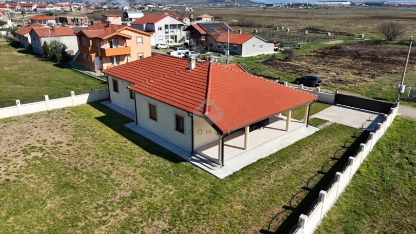 Porodična kuća 200m2 na placu 1.300m2, Kokoti - Podgorica