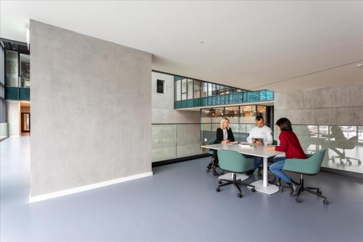 Bukirajte rezervisano coworking mesto na lokaciji Spaces Navigator II