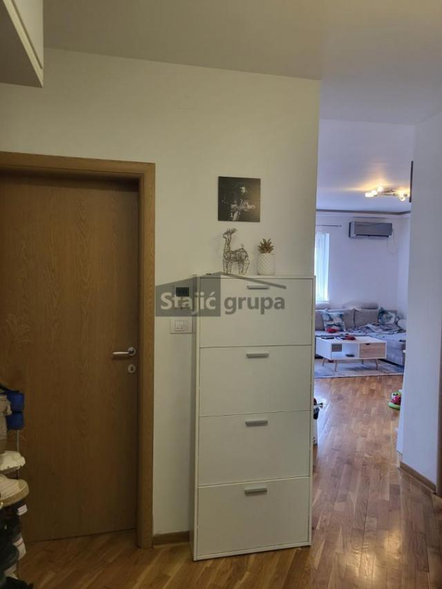 Namešten, velika terasa, parking mesto