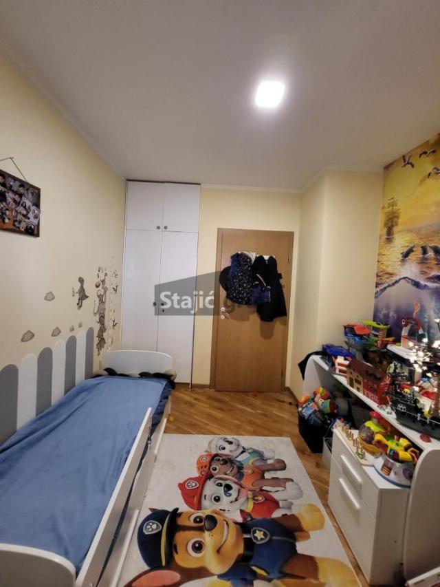 Namešten, velika terasa, parking mesto