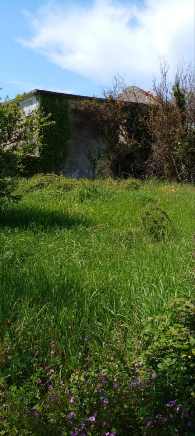 Large plot of land with rubble and sea views in Zalevo. 