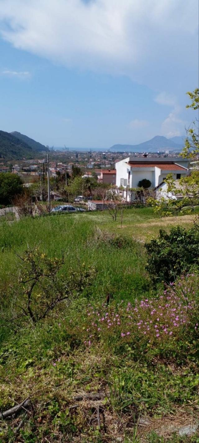 Large plot of land with rubble and sea views in Zalevo. 