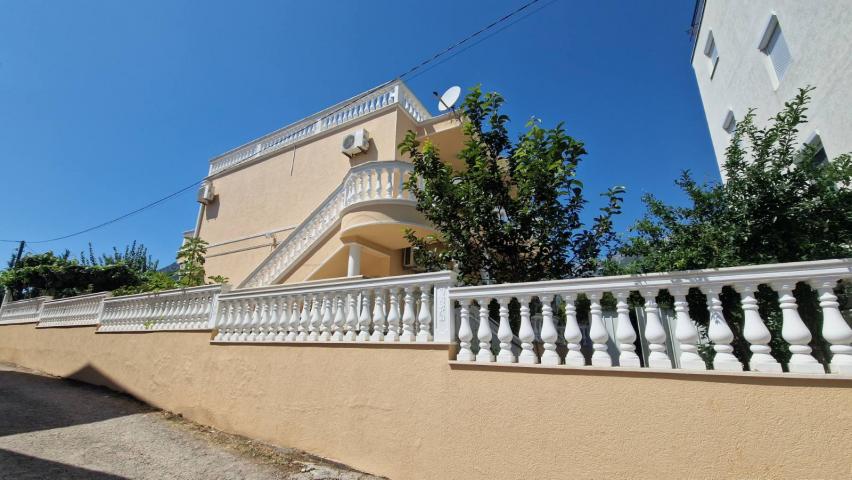 Two-storey villa with two apartments in Sutomore on the flat part
