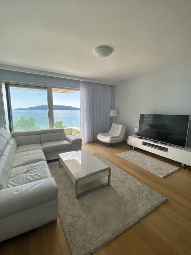 Apartment with 3 bedrooms on the 1st line of the sea in Rafailovici