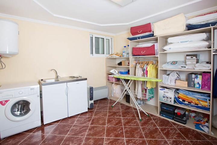Bright spacious three-story house in Utekha