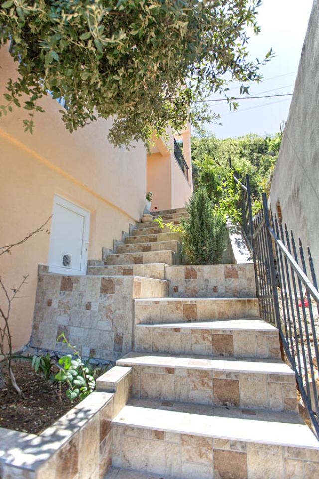 Bright spacious three-story house in Utekha