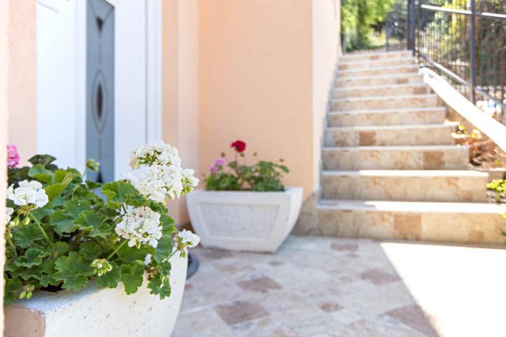 Bright spacious three-story house in Utekha